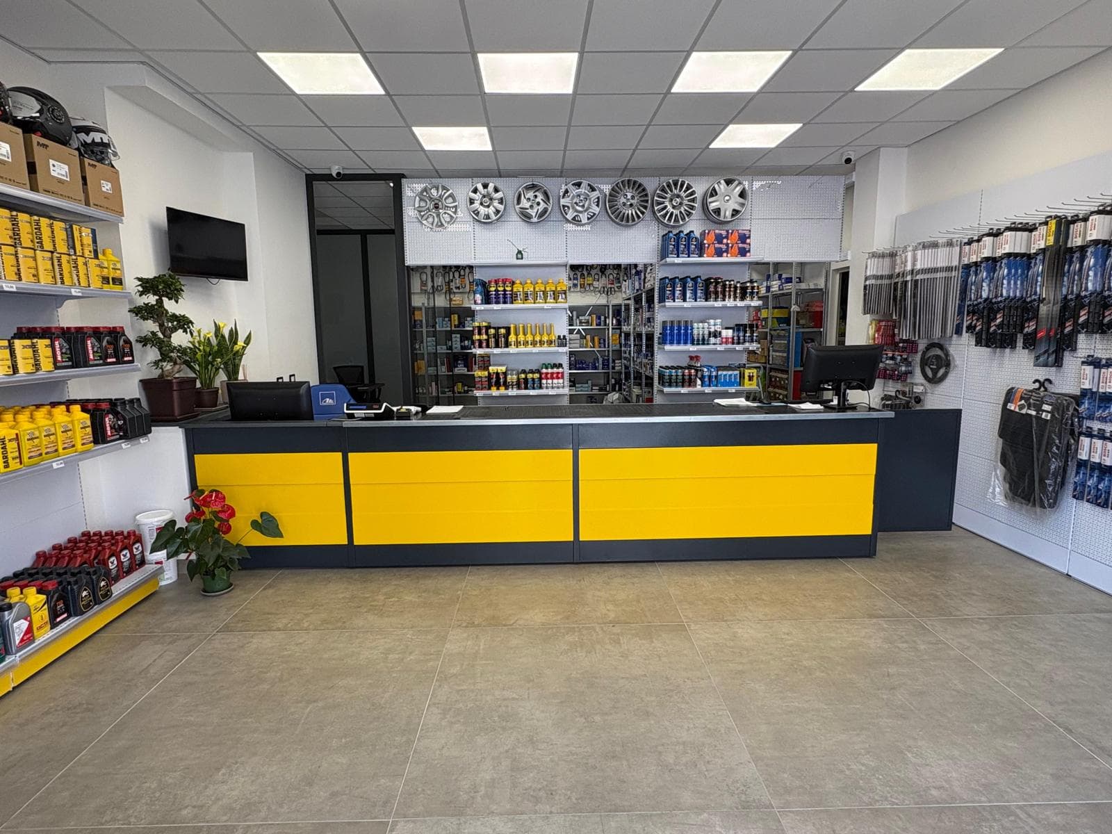 Interno del negozio Autoricambi Saitta